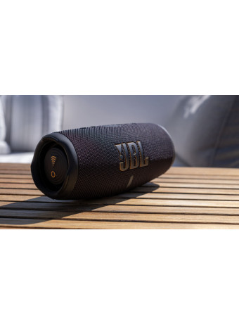 JBL Charge 5 — портативная колонка, которая переворачивает представление о звуке на ходу