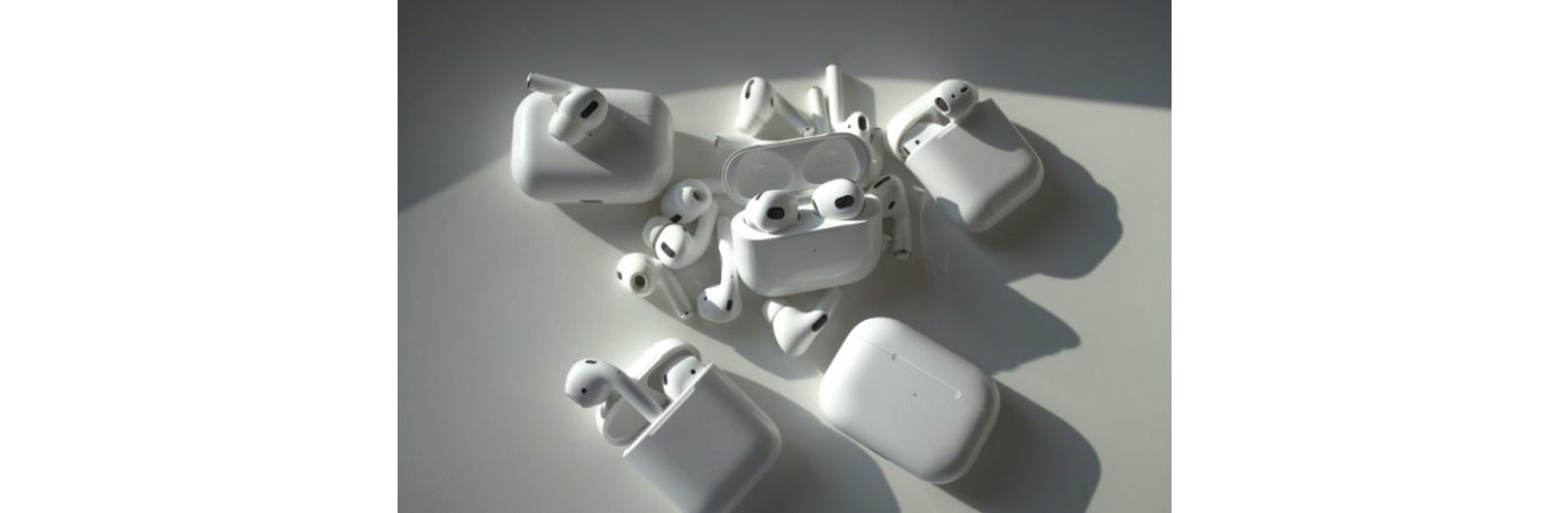ТАКИЕ РАЗНЫЕ AIRPODS. КАКИЕ ВЫБРАТЬ? ОСОБЕННОСТИ КАЖДОГО ПОКОЛЕНИЯ
