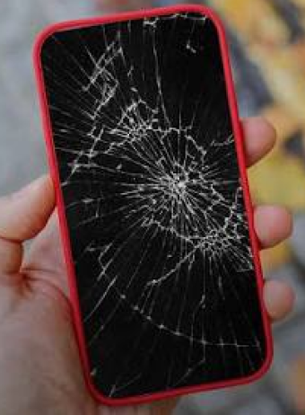 Разбил экран iPhone: менять или жить с трещиной — и почему дешёвая замена стоит дороже дорогой